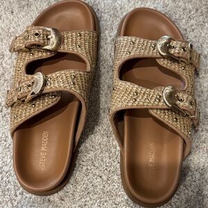 STEVE MADDEN TAN AND GOLD BUCKLE SLIDE ON SANDALS | 7.5